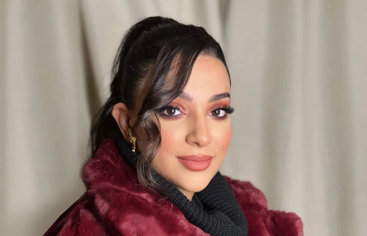 مكياج شتوي مع الشعر الويفي - الصورة من حسابها على الانستغرام