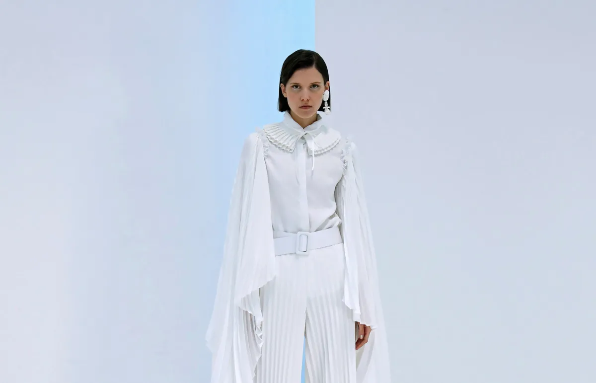 إطلالة مونوكروم باللون الابيض من سيمورا Simorra