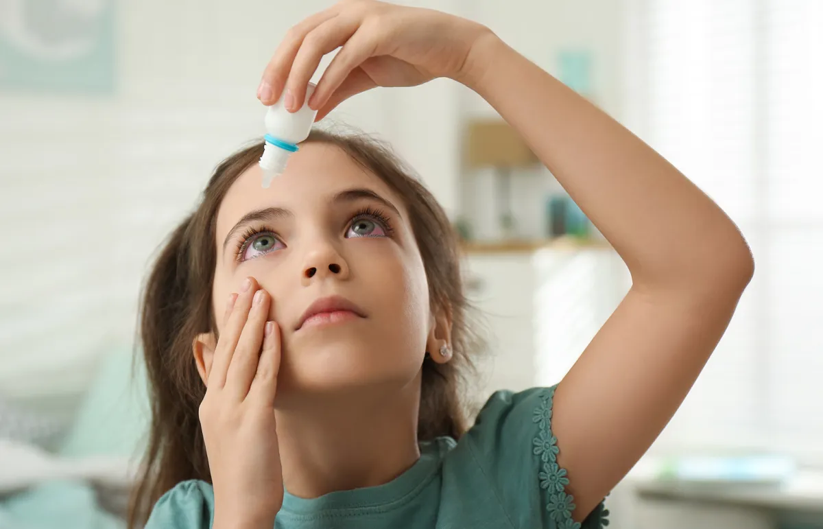 أسباب احمرار عين الطفل 