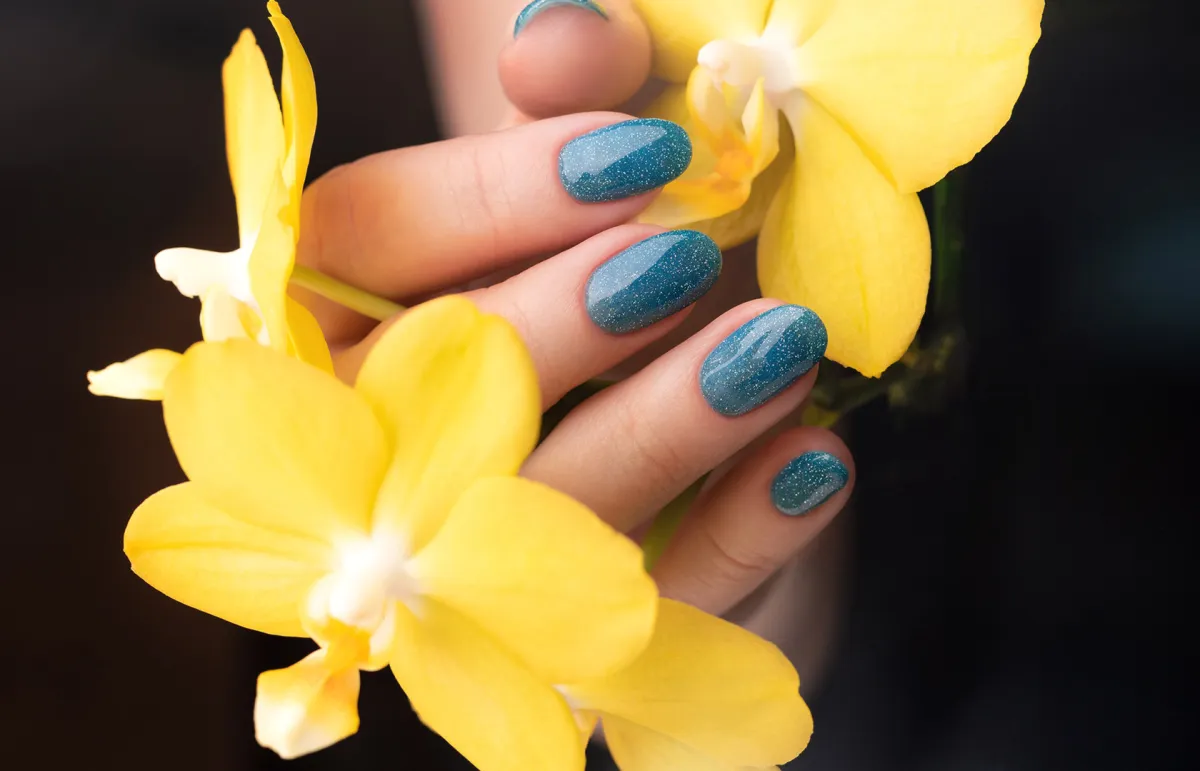 طريقة وضع المناكير الجليتر على الأظافر