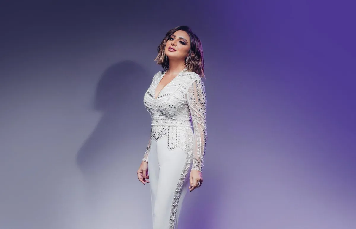 النجمة أنغام بجمبسوت أبيض مطرز بالفضي - الصورة من حسابها على انستغرام