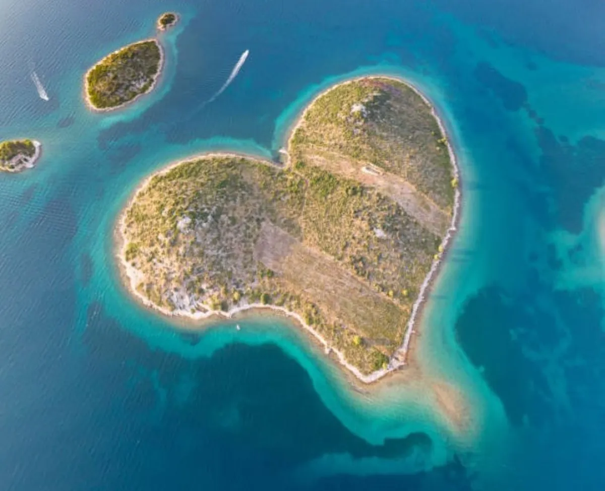 جزيرة كرواتية على شكل قلب معروضة للبيع بمناسبة يوم الحب - الصورة من موقع unsplash