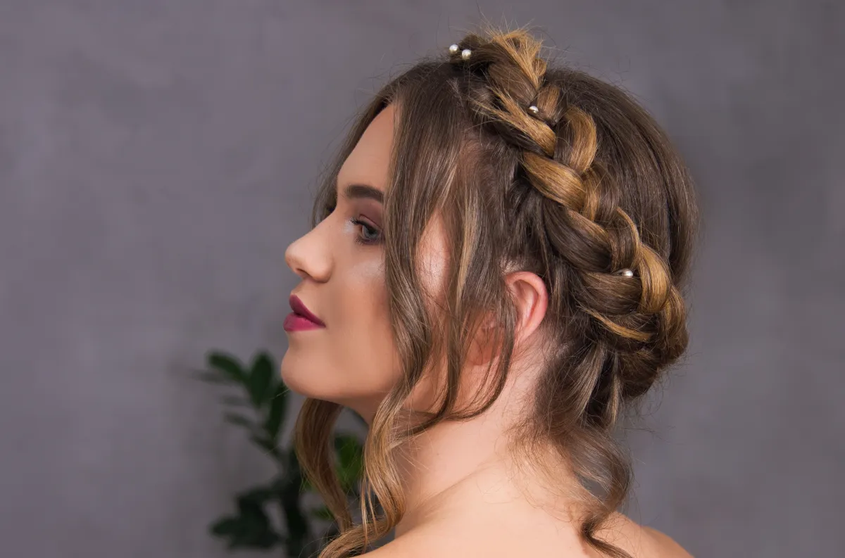 تسريحة الضفيرة الفرنسية للعروس... إليك أفضل الخيارات