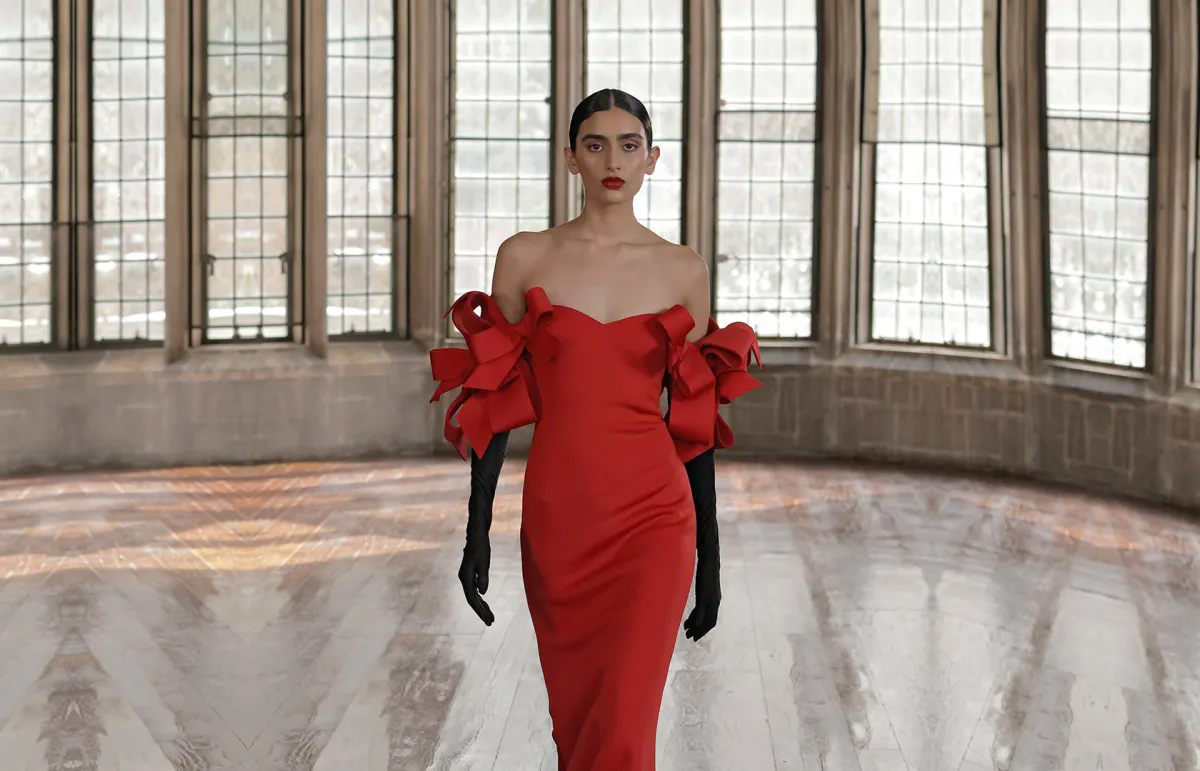 فستان باللون الأحمر ليوم الحب من بادجلي ميشكا «Badgley Mischka»