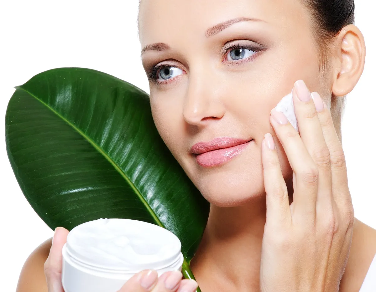 ما أفضل روتين يومي للعناية بالبشرة وفقاً للخبراء؟