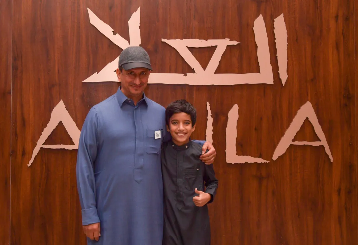 عمر الأنصاري بجانب وزير السياحة السعودية - الصورة من حساب عمر على تويتر