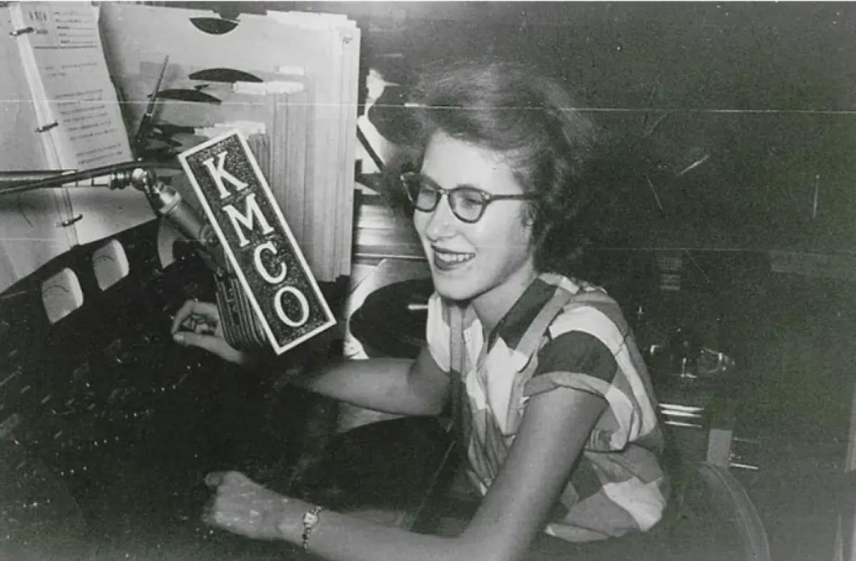 عاشت في خيمة وشاركت ألفيس بريسلي الغناء.. أمريكية تدخل غينيس بأطول خدمة كمقدمة برامج - الصورة من موقع غينيس