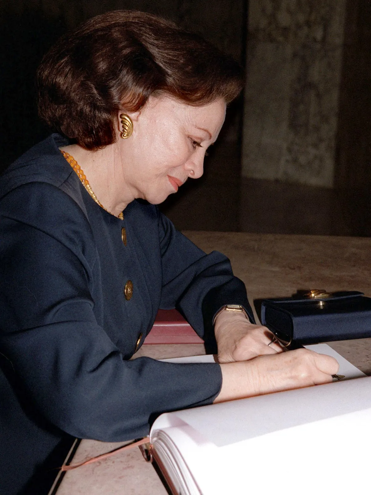 Faten Hamama signs the book of the guests at the Baabda presidential palace after receiving from the Lebanese president Emile Lahoud a National Order of the Cedar medal in honour of her career 30 January 2001 in Beirut. (film)AFP
