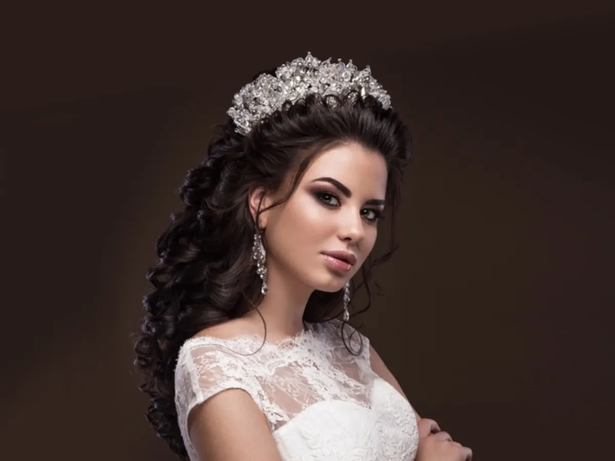 تسريحات نص رفعة لعروس... إطلالة تجمع الأنوثة والنعومة