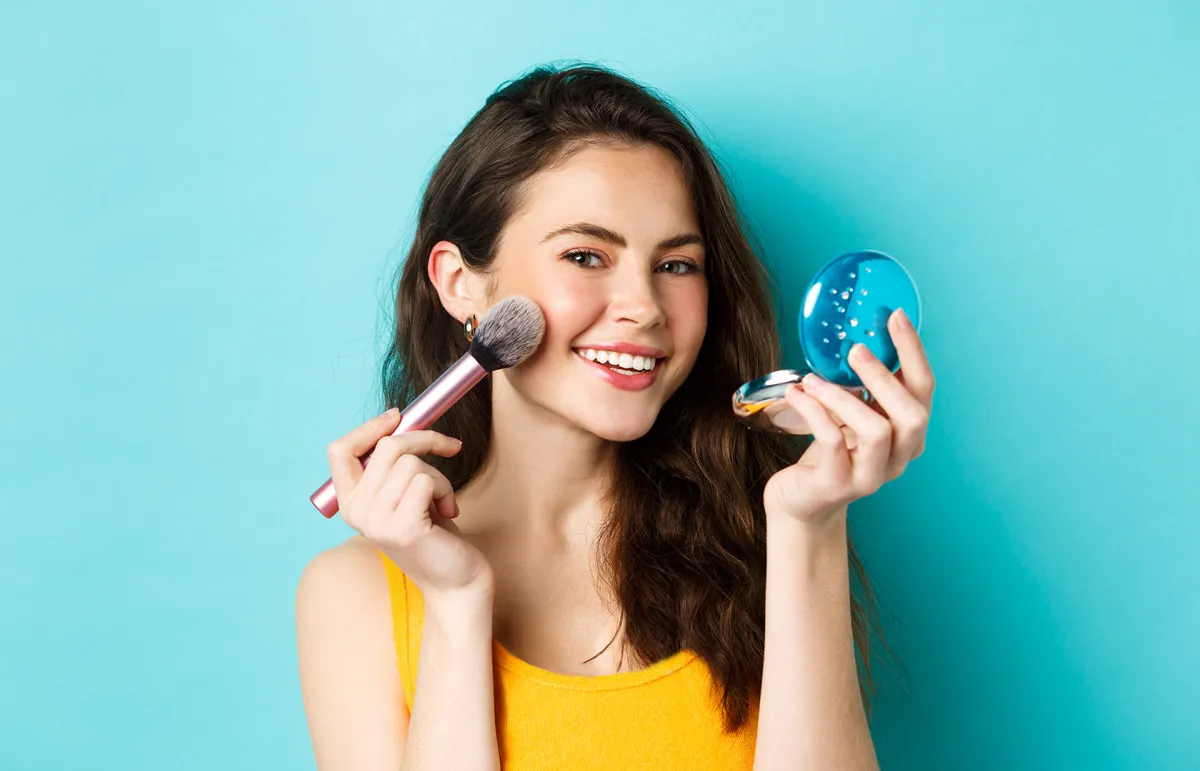 طريقة تطبيق مكياج بناتي ناعم بسهولة وإتقان