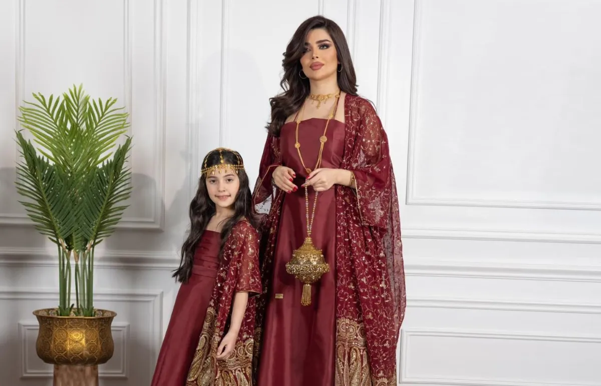 إطلالة رمضانية باللون العنابي من تصميم بشاير العواد