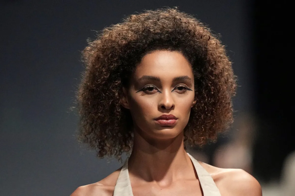 أغرب رسمات أيلاينر هندسية لربيع وصيف 2023