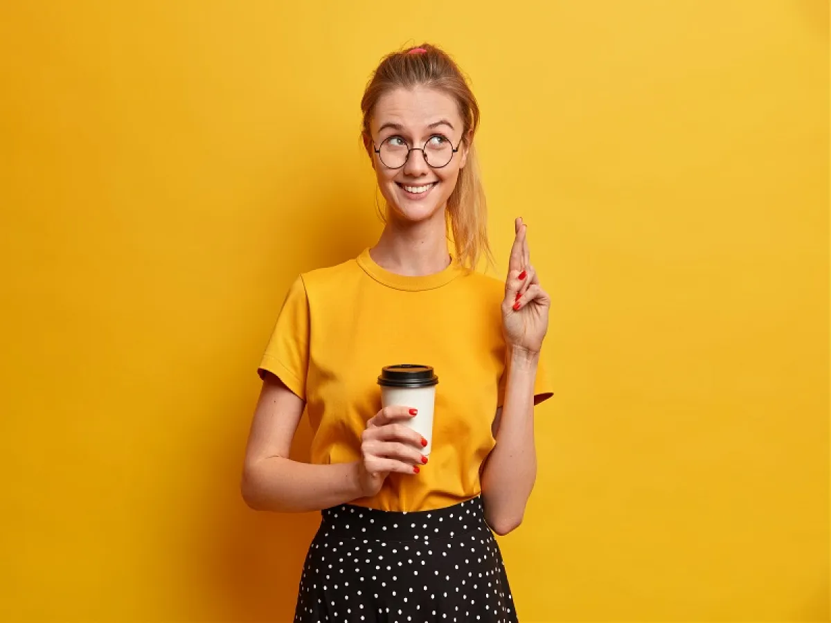 فتاة تشرب القهوة «المصدر: Freepik»