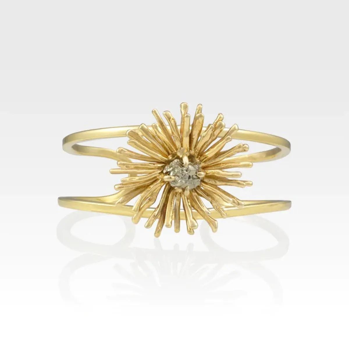 سوار زهرة الأقحوان الذهبية من مجوهرات فري فورم Freeform Jewellery