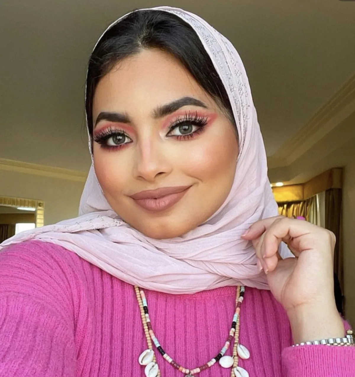 مكياج بدرجات اللون الزهري