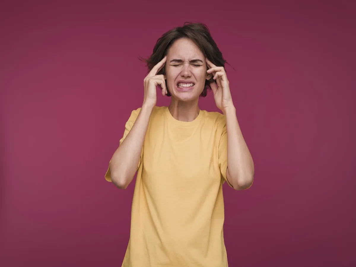 فتاة مصابة بنوبة ألم شديدة نتيجة فقر الدم المنجلي (المصدر: Freepik)