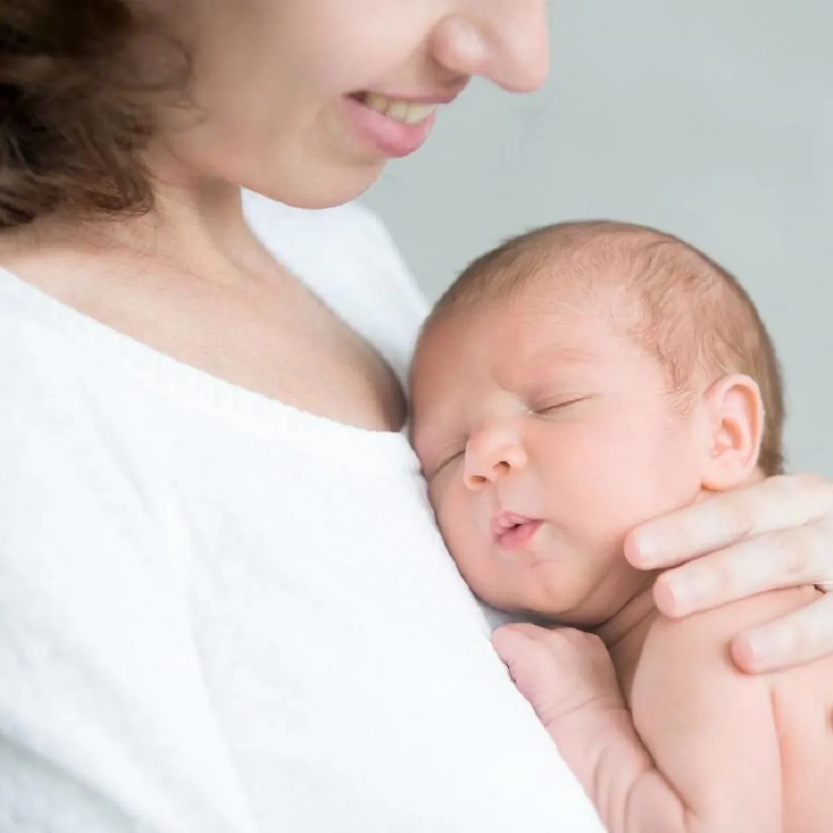 صورة لأم تربت على ظهر الرضيع ليتجشأ