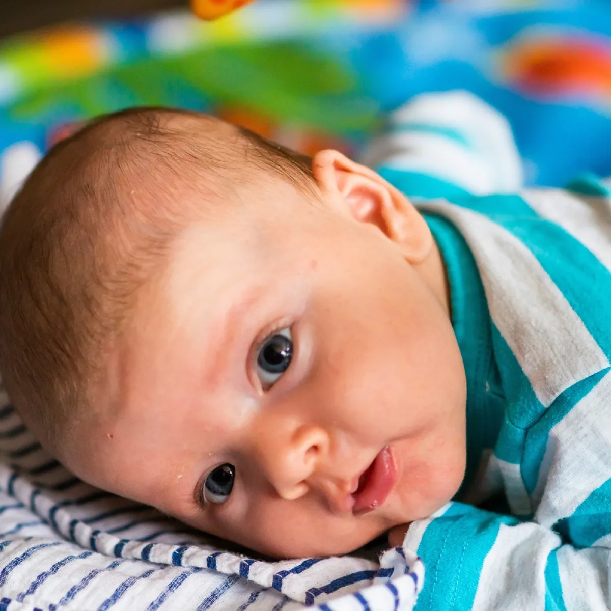 صورة لرضيع ينام على بطنه