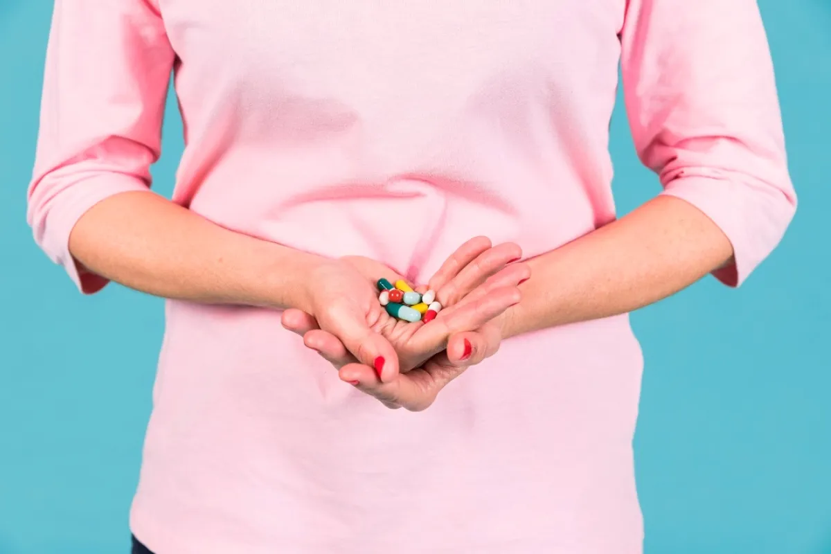 صورة تعبر عن حامل تسرف في المسكنات