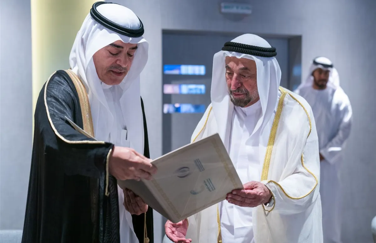 حاكم الشارقة يتسلم شهادة تسجيل موقع قلب وحصن الشارقة على لائحة الإيسيسكو. الصورة من مكتب الشارقة الإعلامي
