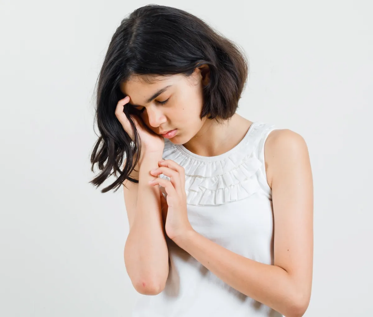 صورة لطفلة تهرش جلدها بسبب حساسية ما