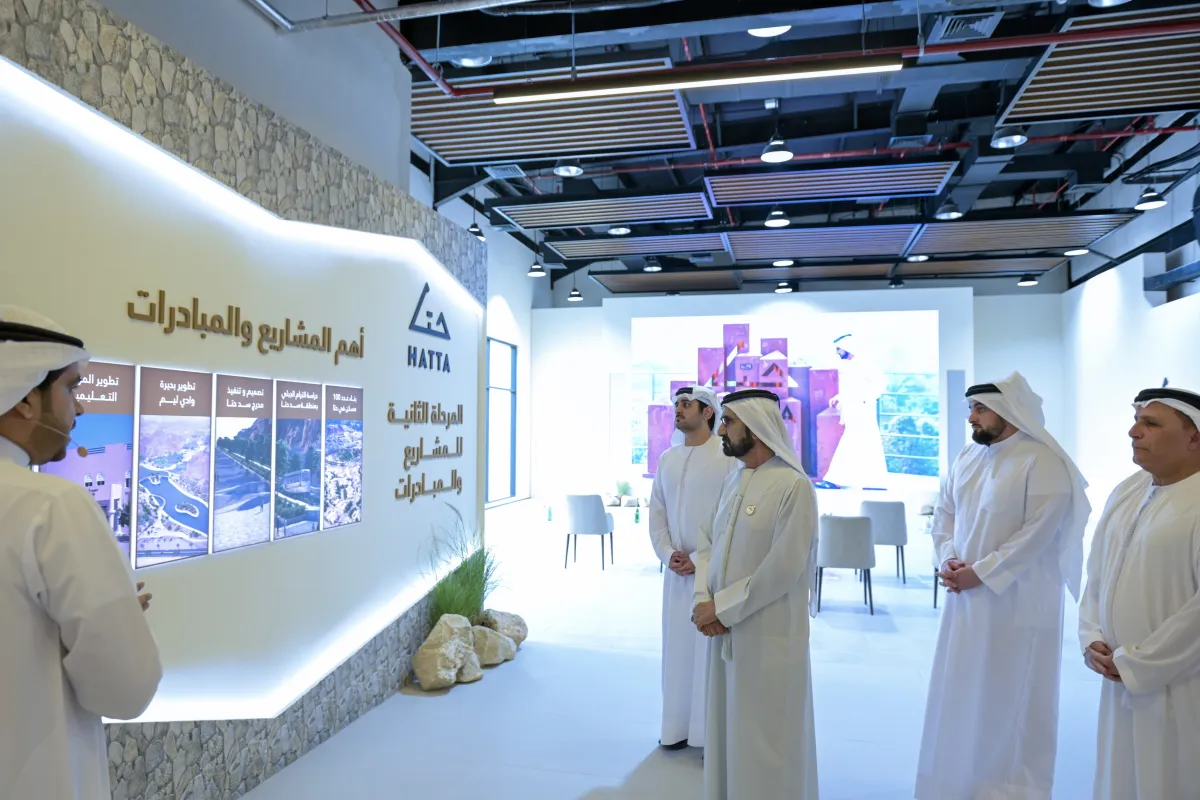 الشيخ محمد يطلع على سير العمل في المرحلة الأولى من مشاريع ومبادرات تطوير منطقة حتّا. الصورة من "وام"