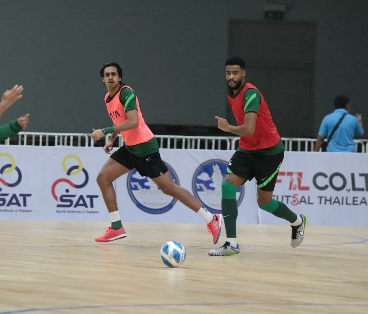 مباراة منتخب الصالات والسعودية في بطولة تايلاند الدولية. الصورة من حساب المنتخب السعودي على تويتر