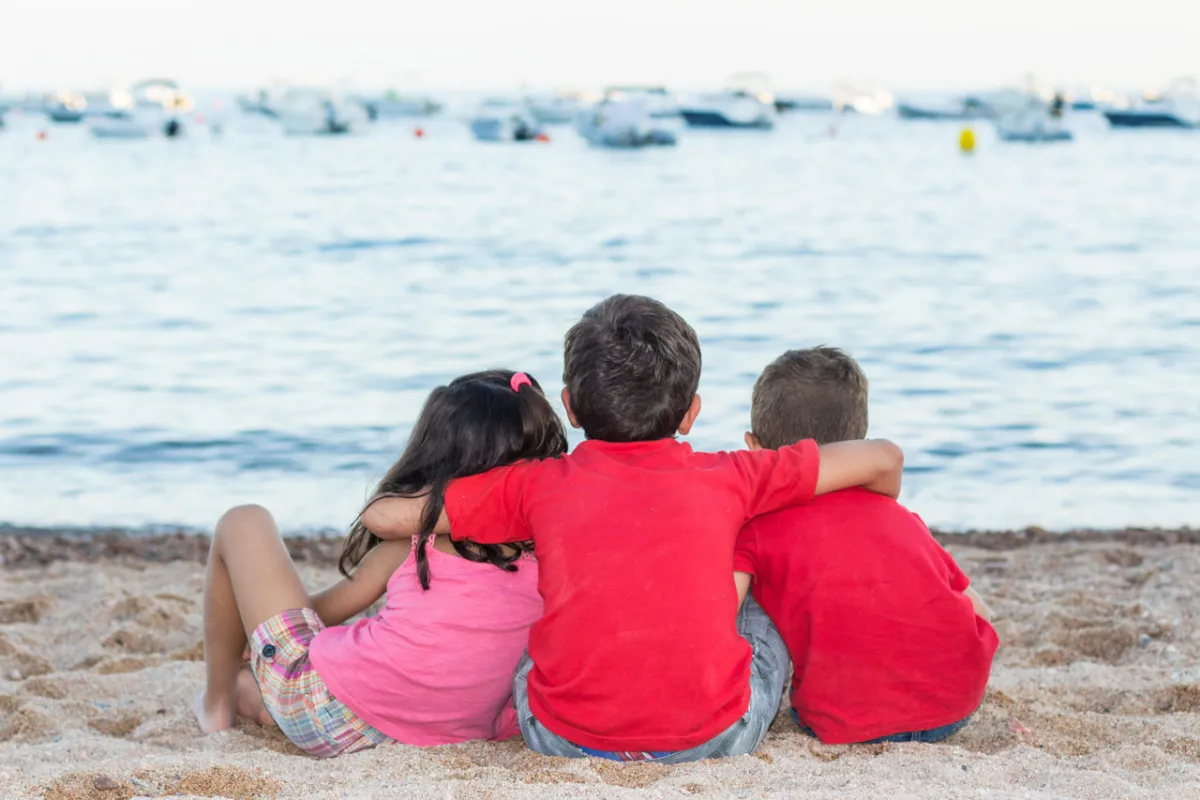 صورة لـ 3 أصدقاء