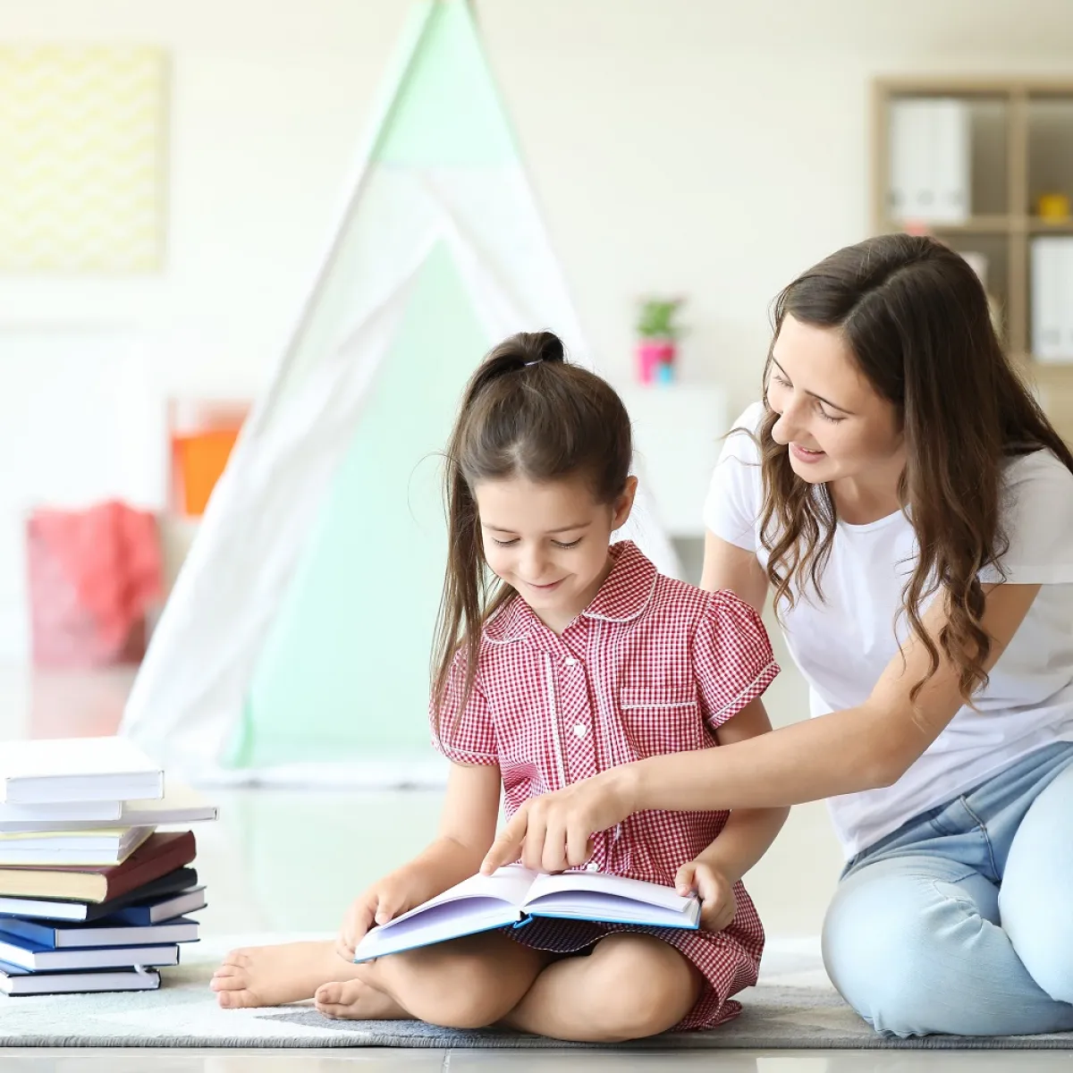 صورة لأم تقرأ مع طفلتها