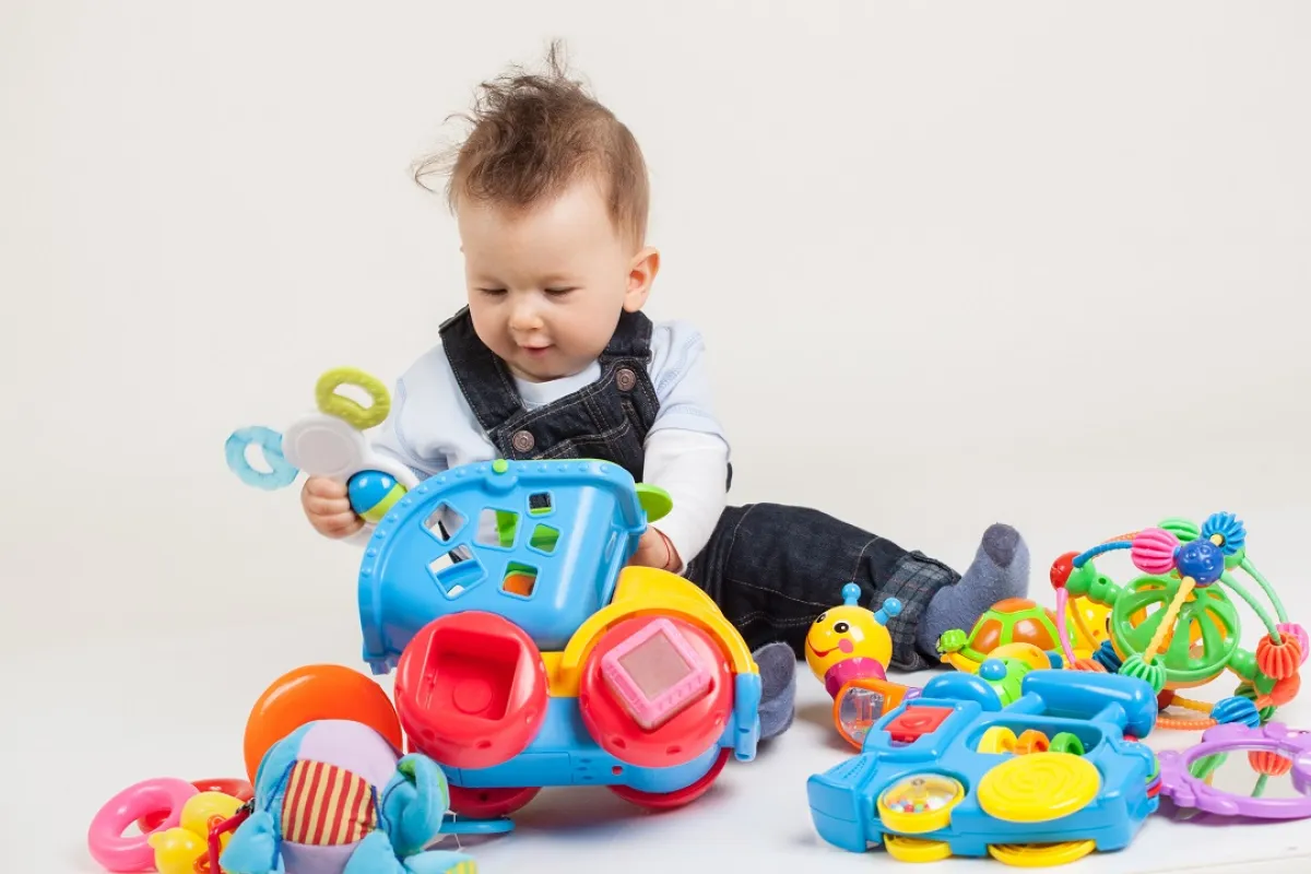 صورة لطفل وسط ألعابه 