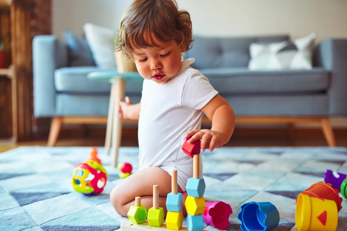 صورة لطفل يلعب وحده 