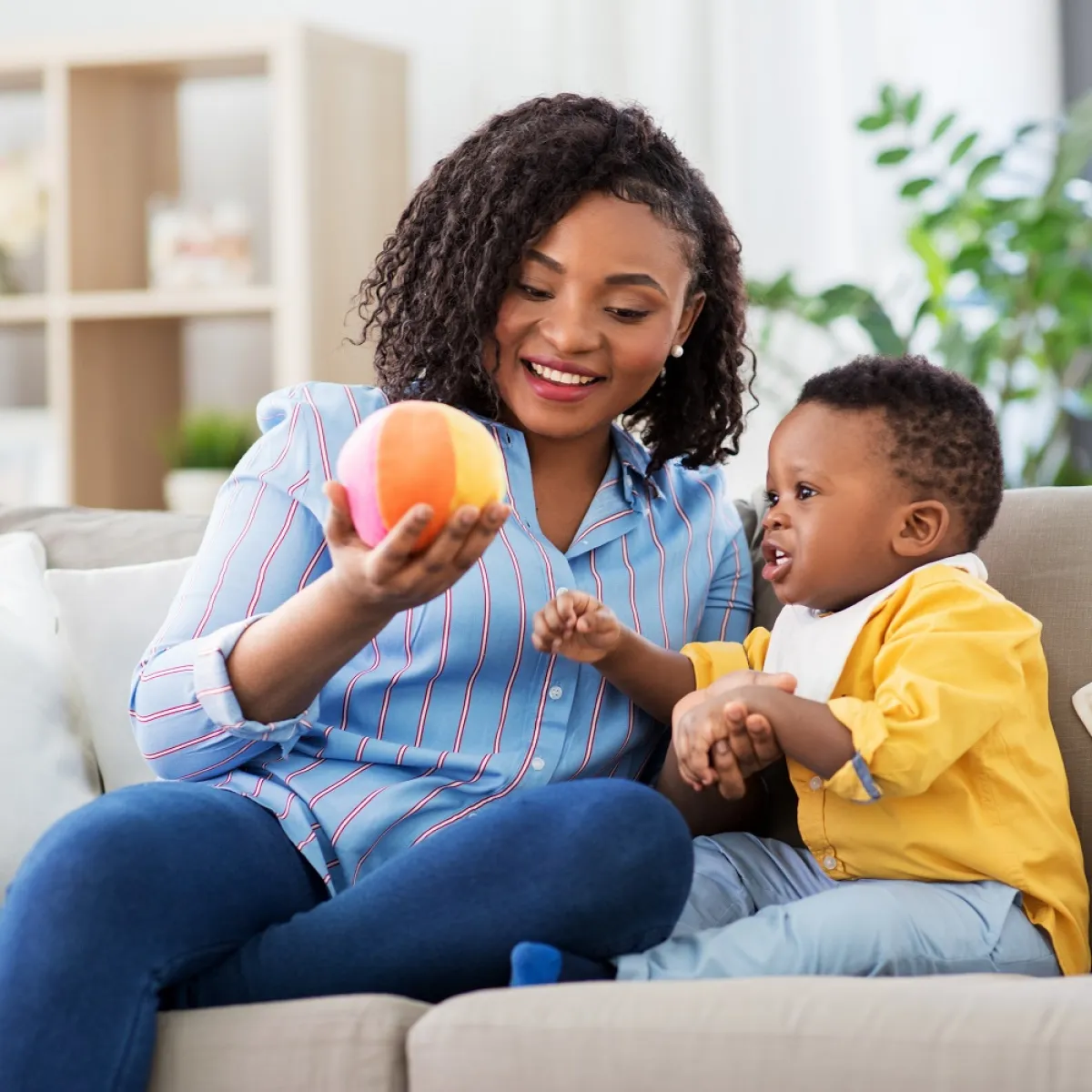 صورة لطفل وأم