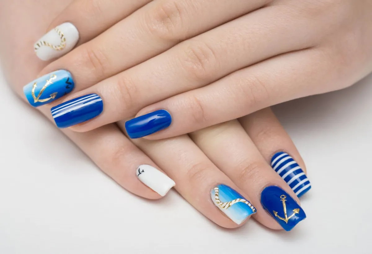 ألوان طلاء الأظافر بدرجات الأزرق لشتاء 2023
