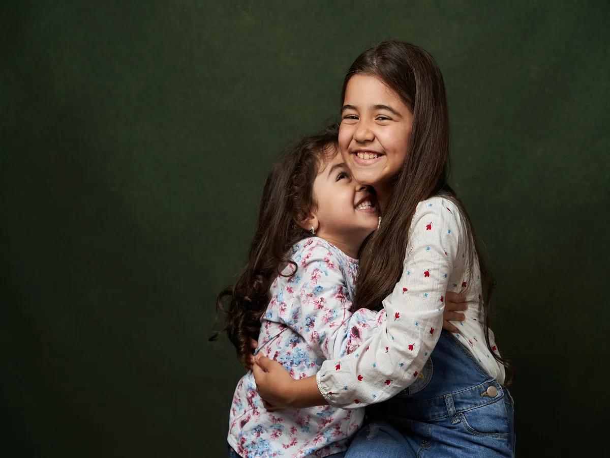 صورة لأخت تحتضن أختها