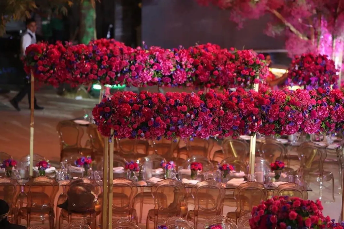 زهور ذات ألوان جريئة في ديكور حفل الزفاف