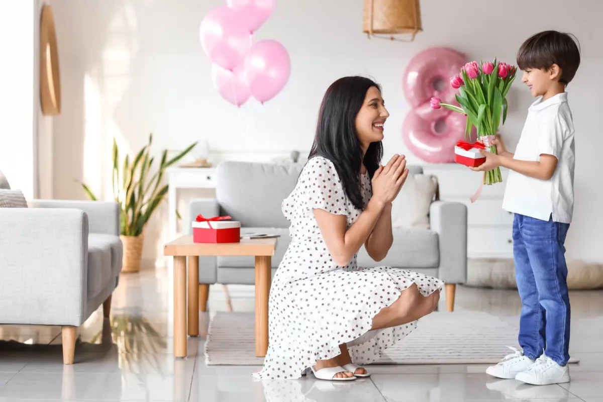 صورة طفلة تهنئ أمها في يوم المرأة العالمي