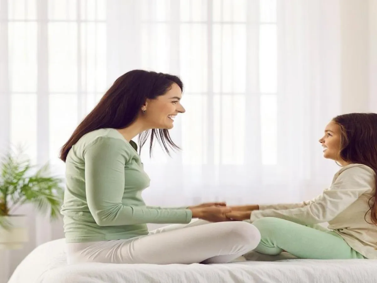 صورة لأم تتحدث مع طفلتها عن يوم المرأة العالمي