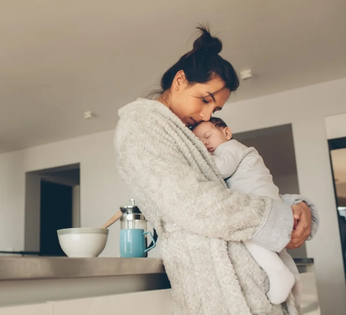 صورة لأم عظيمة تهتم بطفلها