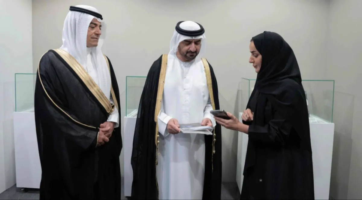 خلال زيارة نائب حاكم الشارقة لجناح مركز حمدان في أيام الشارقة- الصورة من مركز حمدان بن محمد لإحياء التراث 