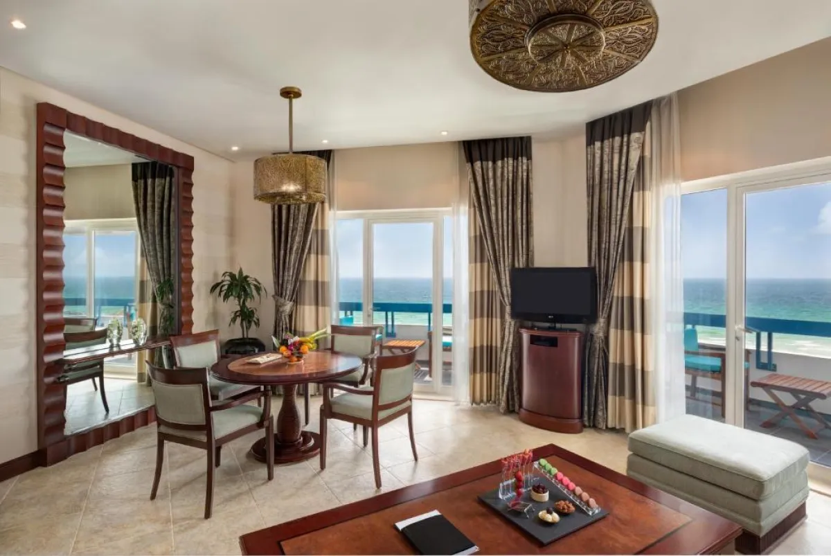 إطلالات جذابة من غرف فندق عجمان