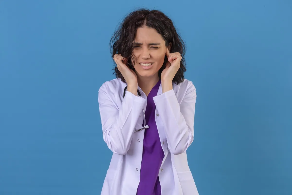 فتاة تشعر بألم شديد في الأذن عند البلع للإصابة بعدوى التهاب الأذن الوسطى (المصدر: Freepik)