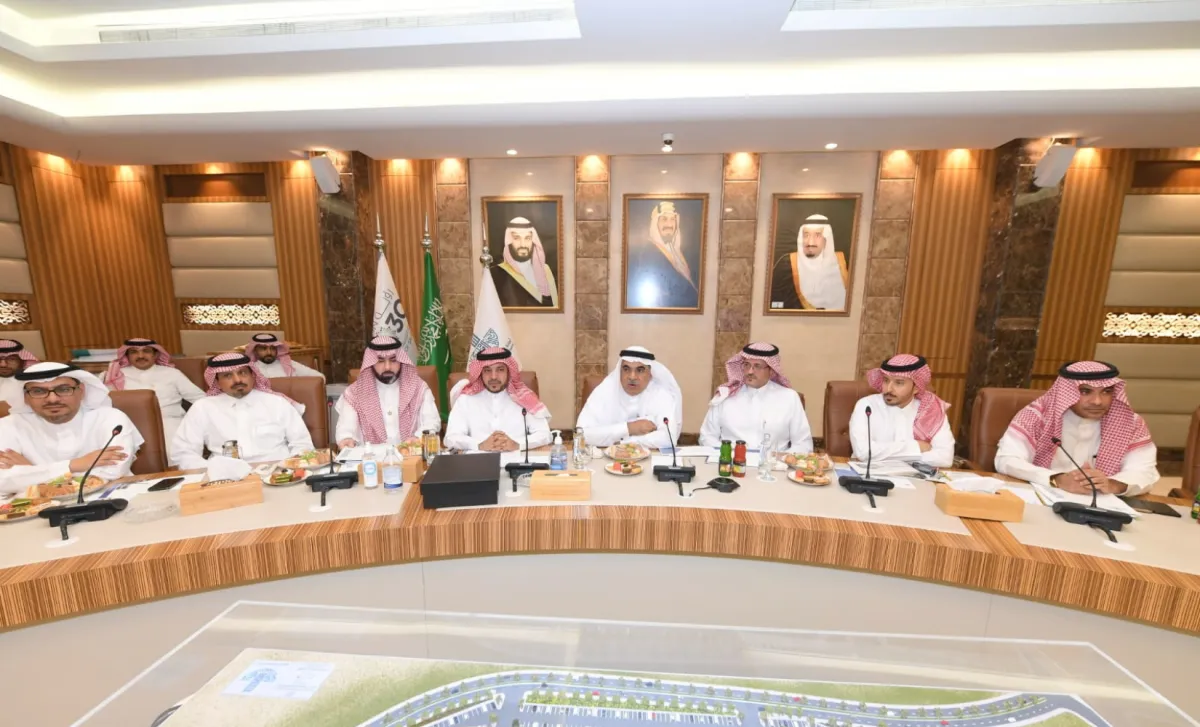 الوكلاء ومدراء الإدارة العامة للشؤون البلدية أثناء الاجتماع - الصورة من العلاقات العامة 