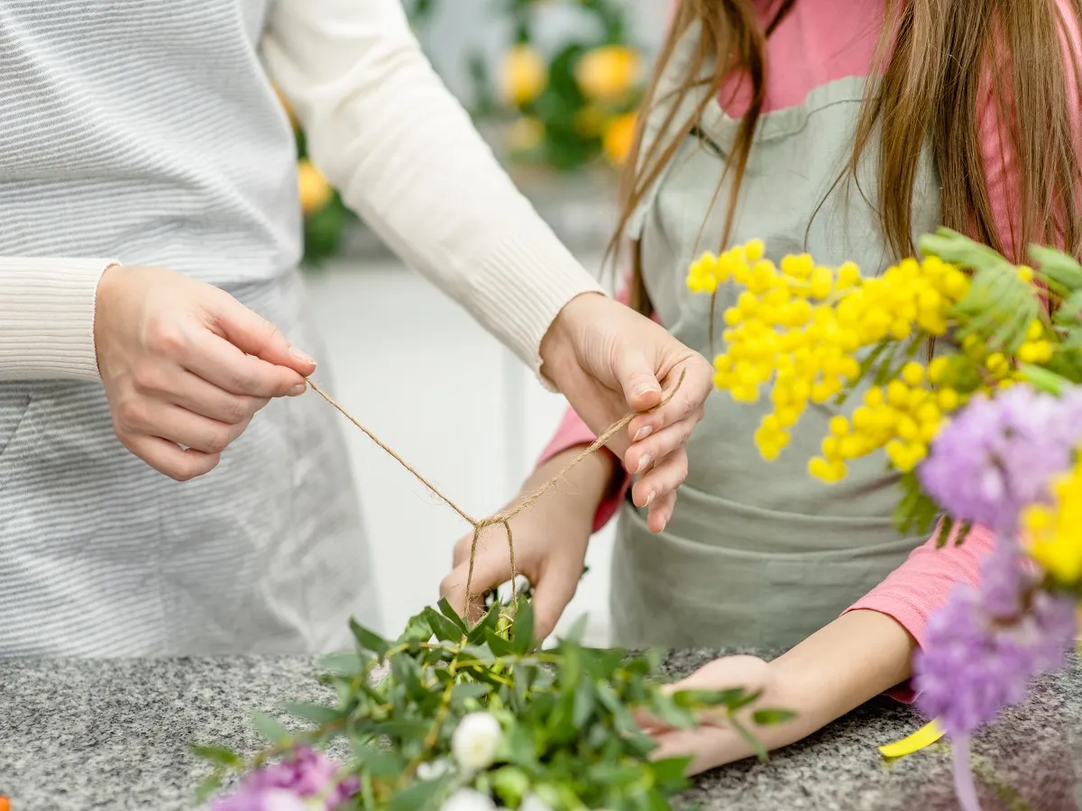 صورة لطفلة تحضر باقة من الزهور