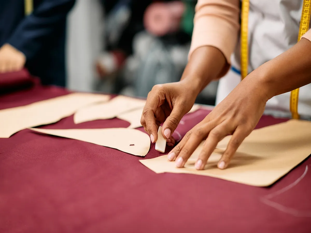 صورة لامرأة في ورشة عمل