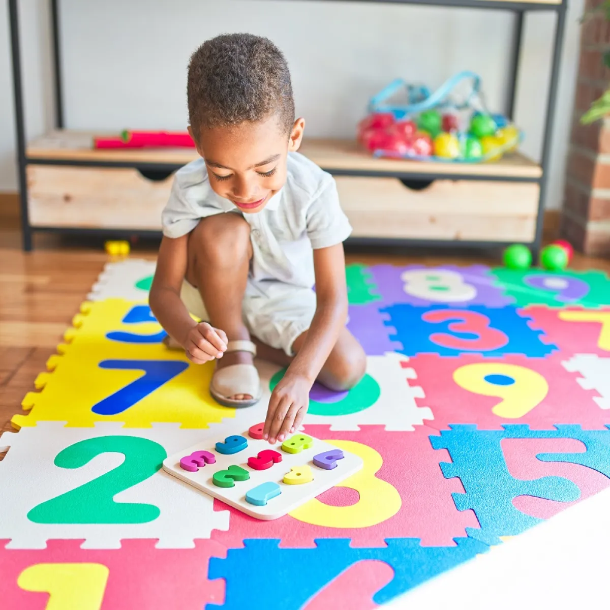 صورة لطفل يلعب لعبة الأرقام