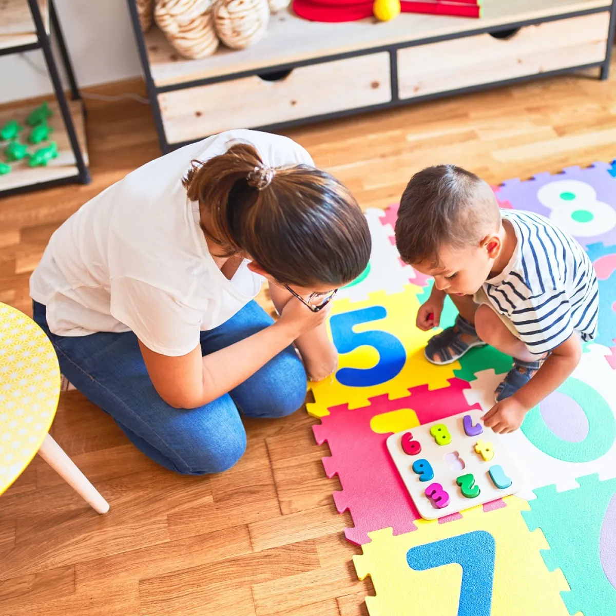 صورة لأم تعلم طفلها باللعب