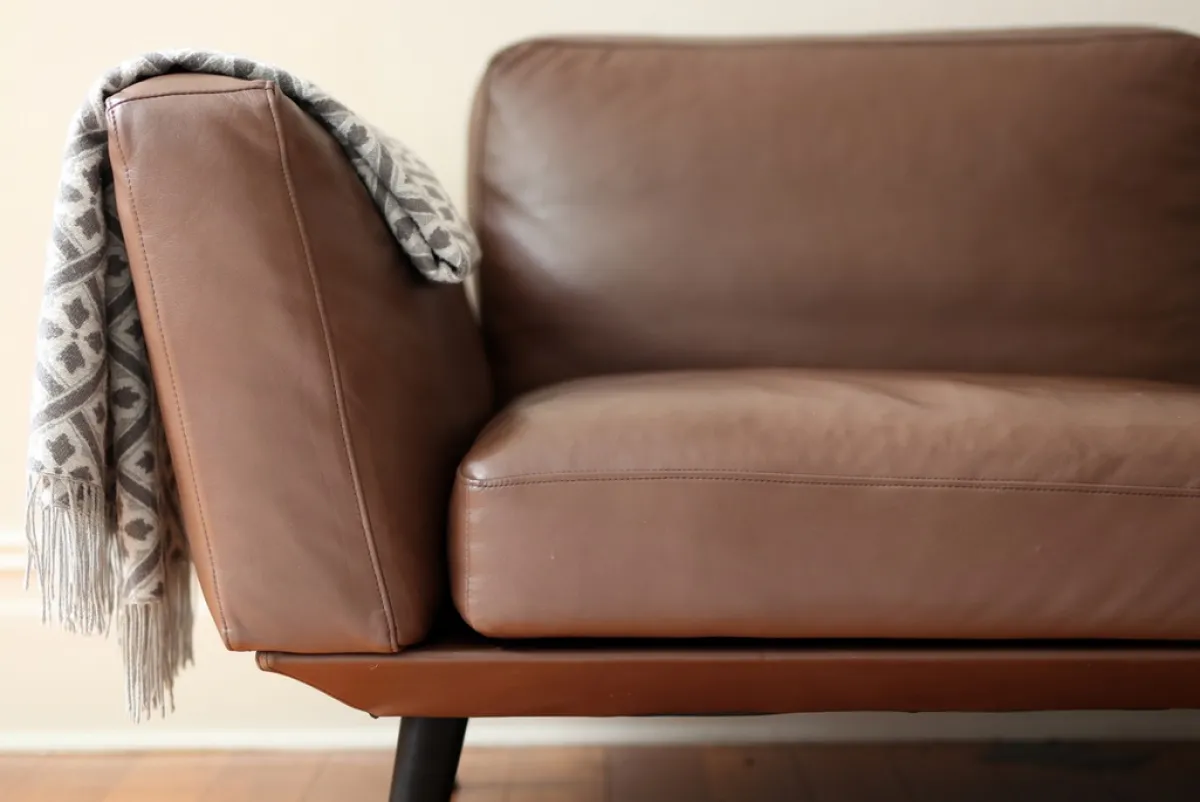 أريكة بنية اللون