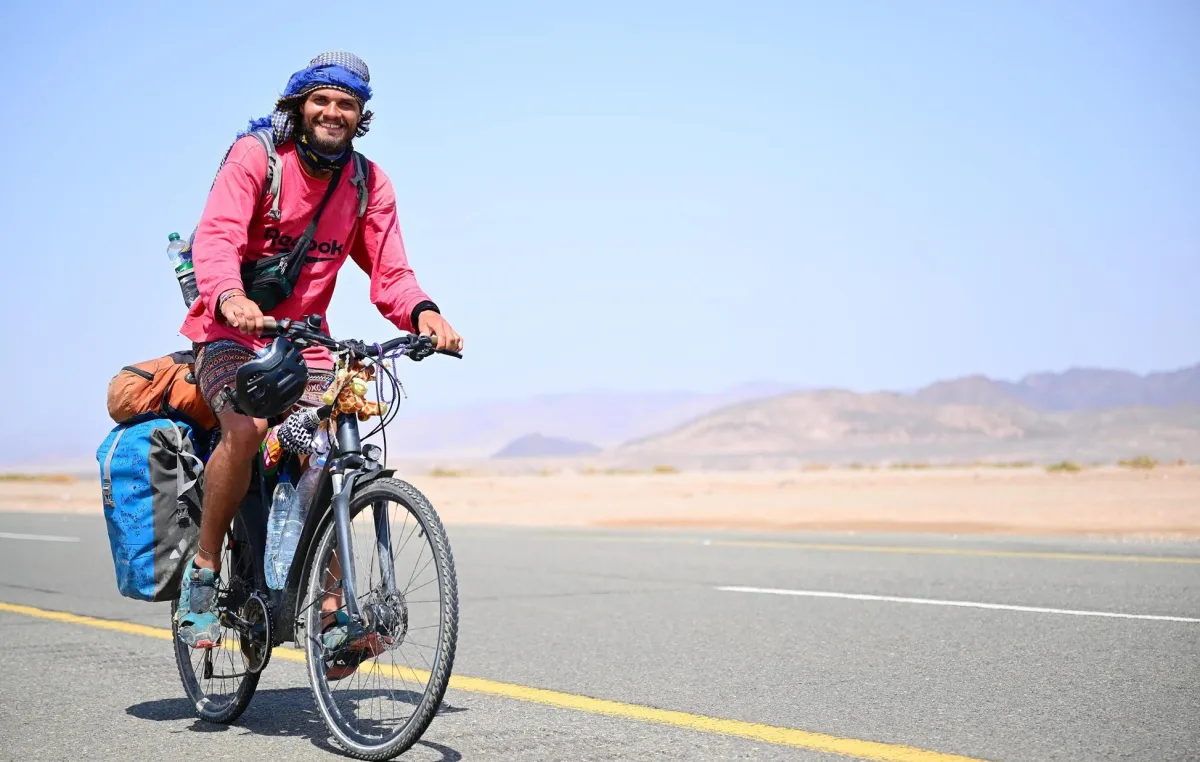 بعد 6 أشهر.. رحالة ألماني يصل إلى السعودية على دراجته الهوائية