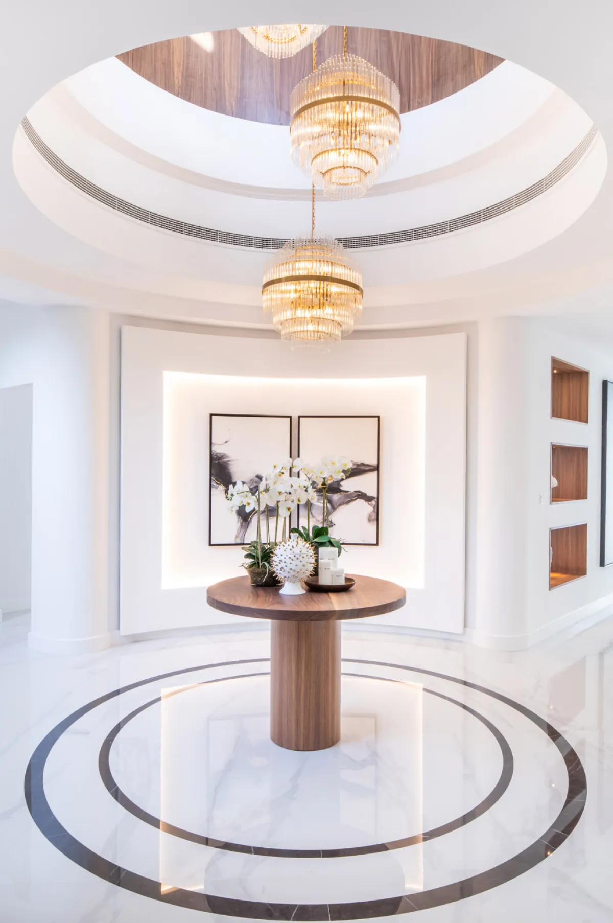 الثريا تنير مدخل المنزل