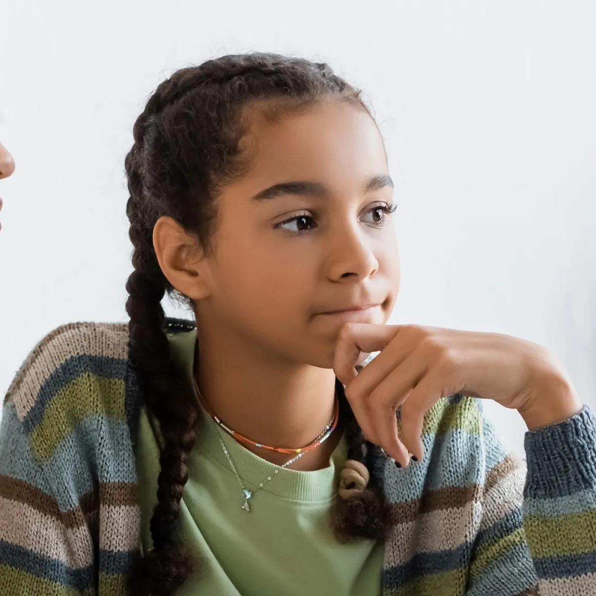 صورة لطالبة تستمع لدرس النحو